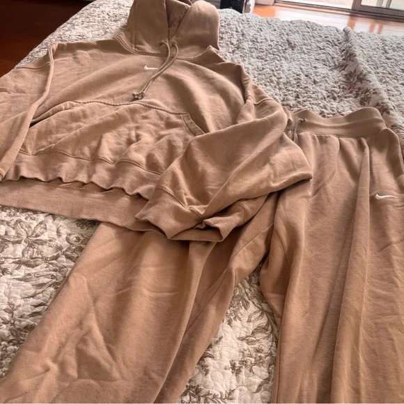 Nike tan sweatpants set - Picture 3 of 5